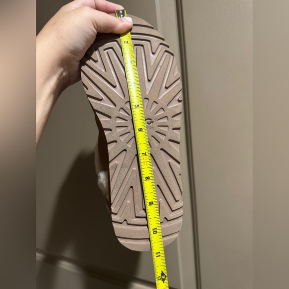 UGG Airehart Boots - Picture 14 of 14